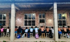 博雅棋牌APP下载:铁皮房、土操场，这里有一座“筑梦”摔跤馆